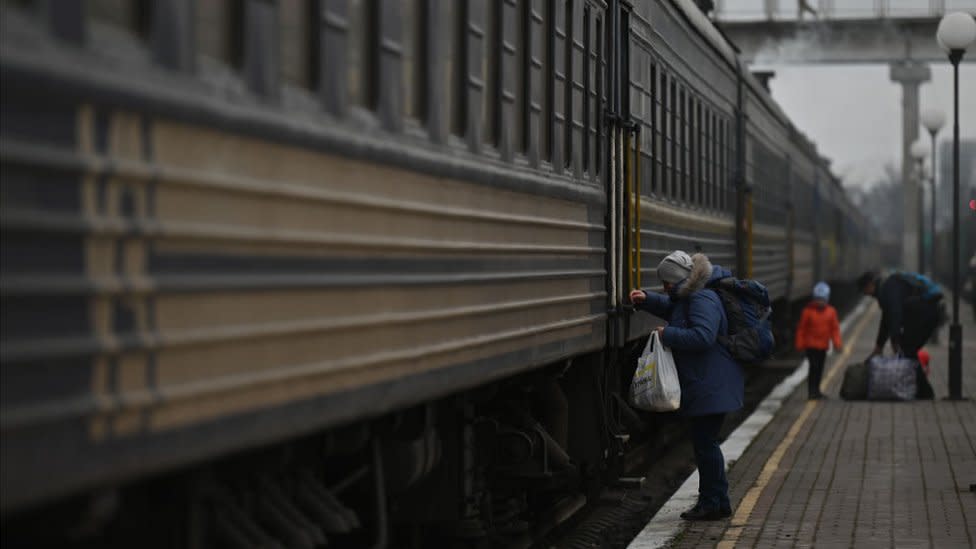 Una persona evacúa Jersón en tren.