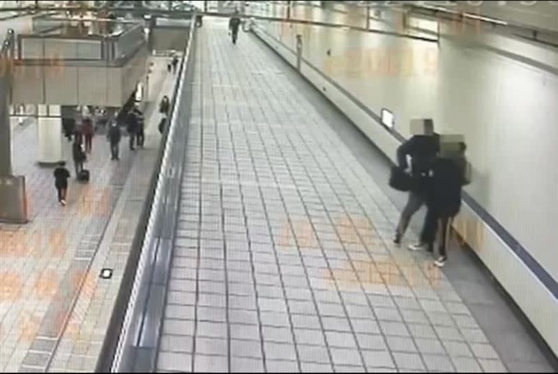 新埔站旅客走路時沒有注意前方碰撞，一男一女在捷運站內扭打。（圖／捷運警察隊提供）