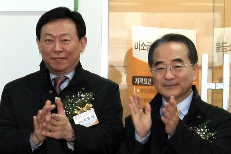 南韓大財閥樂天集團副會長李仁源（右）25日自殺，左為樂天會長辛東彬（AP）