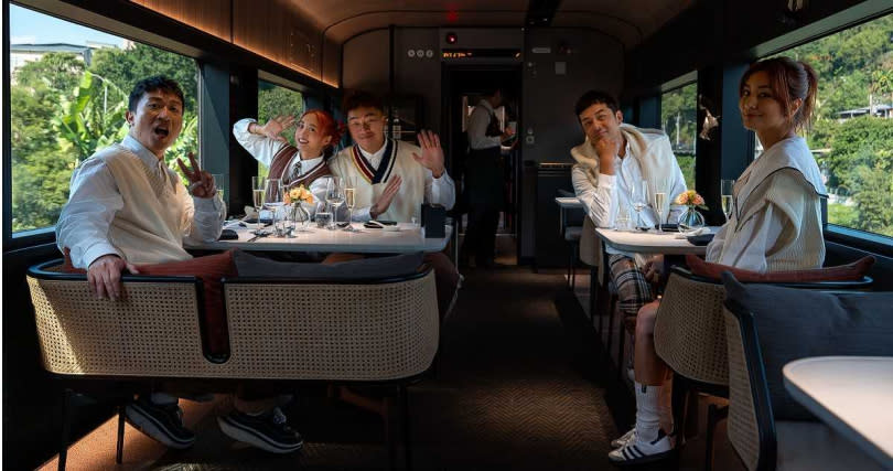 姚元浩、郭泓志、鬼鬼、莎莎、張立東登上「鳴日廚房」，服務火車上的賓客。（圖／好看娛樂提供）