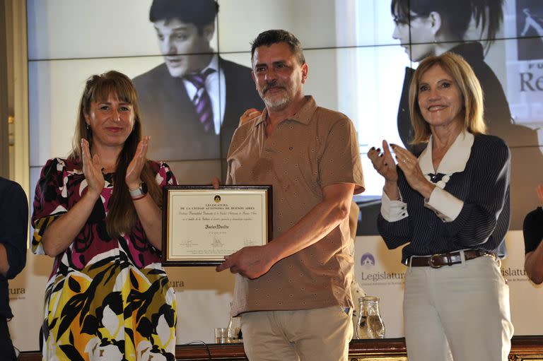 Daulte muestra con orgullo el diploma de persona destacada de la cultura ante un público que no dejó de aplaudirlo