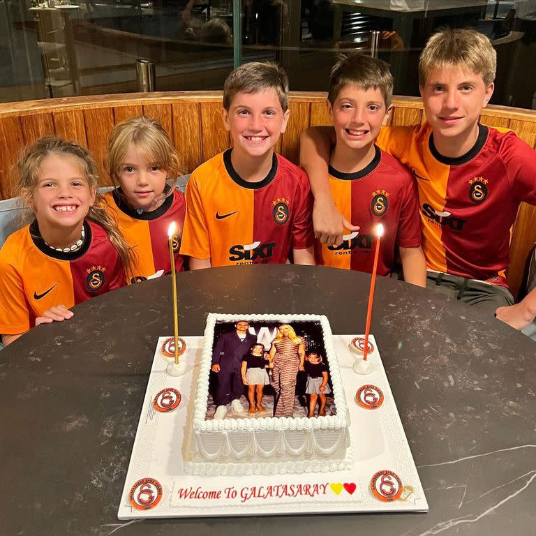 El Galatasaray obsequió una torta a Mauro Icardi por su llegada al club, pero no agregó a los hijos de Wanda Nara en la imagen