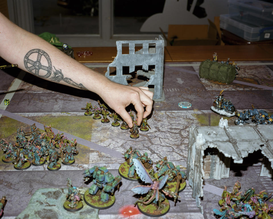 Un jugador coloca una pieza en el juego de mesa “Warhammer 40.000” en Nueva York, el 20 de diciembre de 2021. (Camilo Fuentealba/The New York Times)