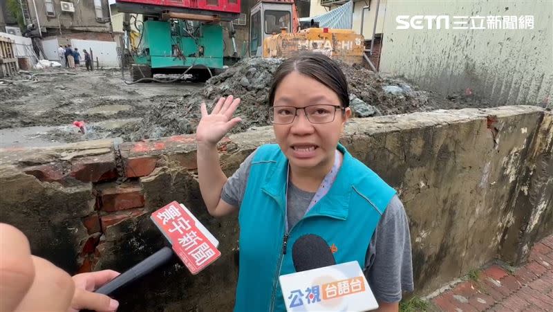 里長陳永菁怒控，建商施作的工程擋住唯一排水，導致附近逢雨必淹。（圖／翻攝畫面）