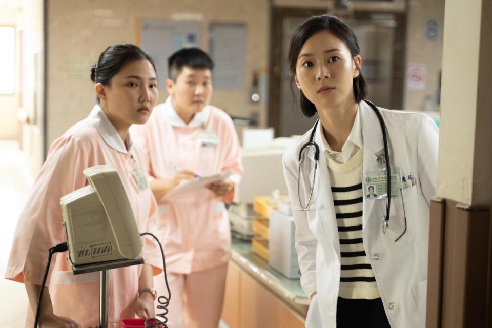 鍾瑶飾演的女主角陳郁美醫師因為無法放下病患留下。（馬克吐溫國際影像提供）