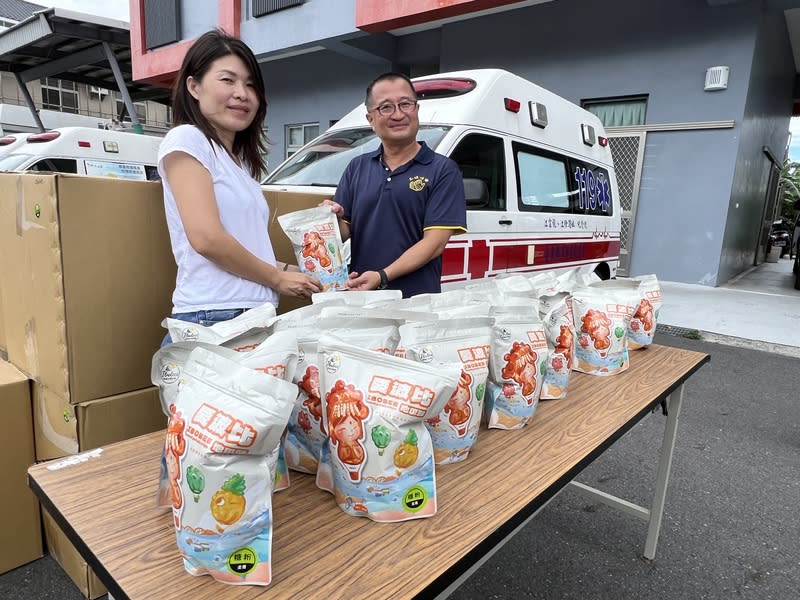 業者贈台東縣消防局「愛波比」地瓜酥 台東縣張姓地瓜酥業者（左）31日贈送大量地瓜酥給 台東縣消防局，救護科長孫揚文（右）開心受贈，業 者盼送這個「愛波比」的地瓜酥，能保佑打火弟兄出 入火場平安。 中央社記者盧太城台東攝  113年5月31日 