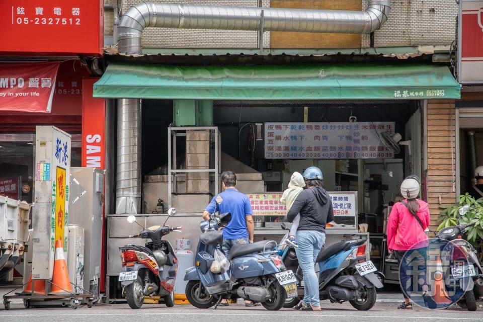 「埤仔頭新港鴨肉焿」以純熟炒功、用料實在，擄獲食客。