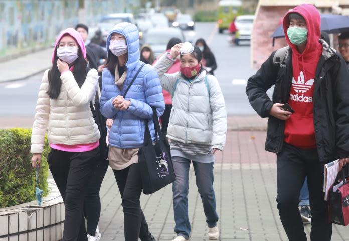 ▲北台灣持續受到東北風影響，不僅天氣濕冷，在週五、週六時低溫恐下探1字頭。（圖／NOWnews資料照片）