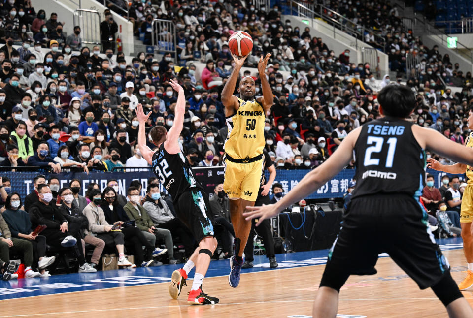 TAIPEI, TAIWAN - JANUARY 15: Foward #50 Quincy Davis of New Taipei Kings attemtp to make a jump shot during the P.League+ game between Taipei Fubon Braves and New Taipei Kings at Taipei Heping Basketball Gymnasium on January 15, 2022 in Taipei, Taiwan. (Photo by Gene Wang/Getty Images)