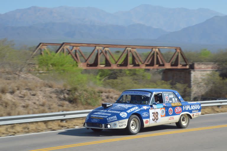 El Falcon del pergaminense Rosendo Godoy, émulo del Ford que utilizaba el gran Nasif Estéfano, transita desde Catamarca hacia La Rioja por la ruta nacional 38.