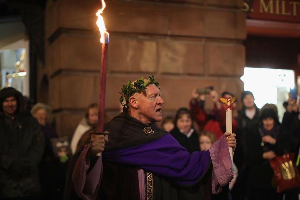 Un actor declama las palabras del emperador Domiciano al inicio de las Saturnales en Chester