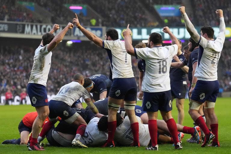 Los franceses celebran, mientras Berry trata de ver si Skinner apoyó o no. Luego vendría la larga espera