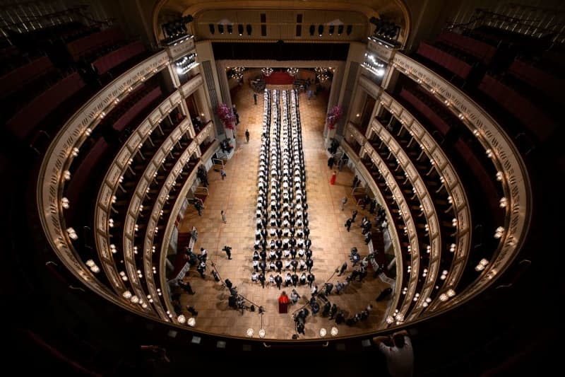 Debutants perform during the dress rehearsal for the traditional 66th Vienna Opera Ball at the Wiener Staatsoper (Vienna State Opera). Helmut Fohringer/APA/dpa