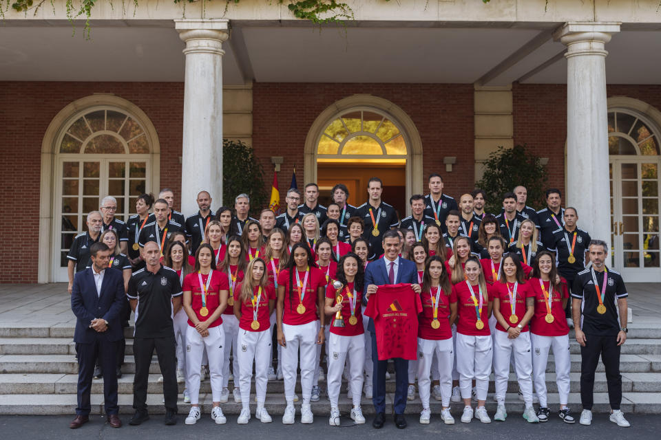 Spain's acting Prime Minister Pedro Sanchez stands with Spain's Women's World Cup soccer team after their World Cup victory, at La Moncloa Palace in Madrid, Spain, Tuesday, Aug. 22, 2023. Spain beat England in Sydney Sunday to win the Women's World Cup soccer final. (AP Photo/Manu Fernandez)