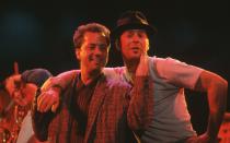Damals gar nichts Ungewöhnliches: Das Bild zeigt Bruce Willis (rechts) und Billy Joel 1987 bei einem gemeinsamen Auftritt in New York. Auch in den Folgejahren griff Bruce Willis, der sich zuletzt Krankheits-bedingt aus dem Showgeschäft zurückzog, immer wieder mal zum Mikrofon. (Bild: Lynn Goldsmith/Corbis/Getty Images)