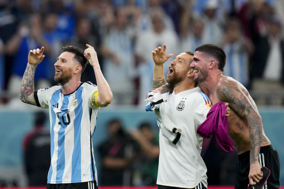 Lionel Messi (izquierda), Alejandro Gómez (centro) y Rodrigo De Paul celebran la victoria 2-1 ante en el partido por los octavos de final del Mundial, el sábado 3 de diciembre de 2022, en Rayán, Qatar. (AP Foto/Petr David Josek)