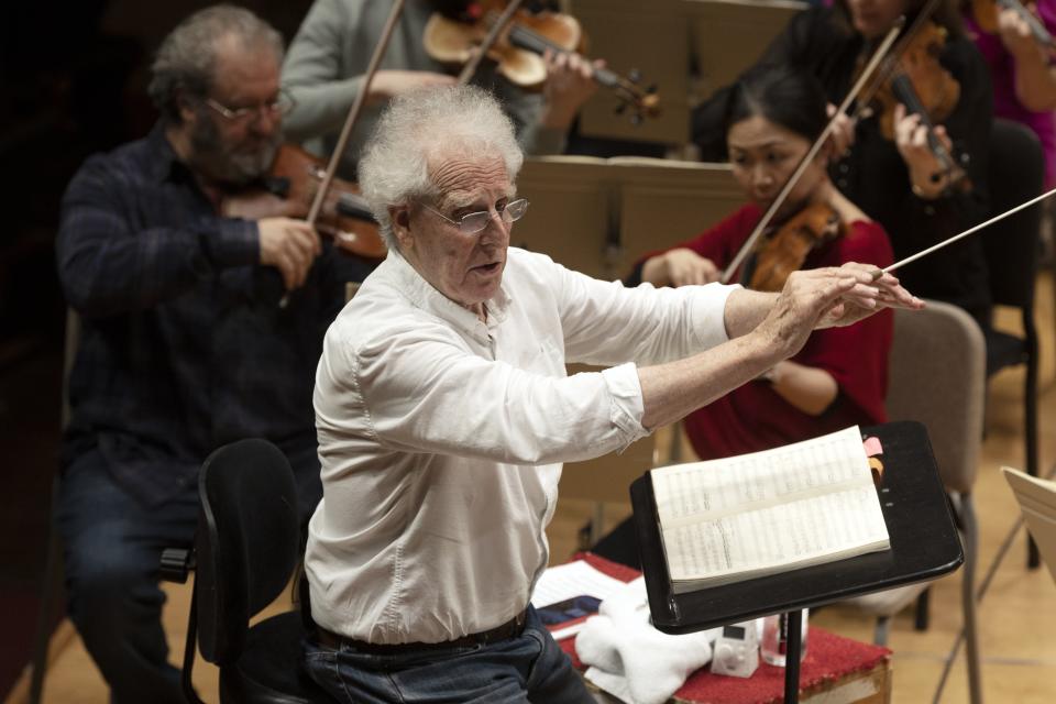 Benjamin Zander dirige la Orquesta Filarmónica de Boston durante un ensayo de la Novena sinfonía de Beethoven en la sala Symphony Hall de Boston, el 19 de febrero de 2023. (Foto AP/Michael Dwyer)