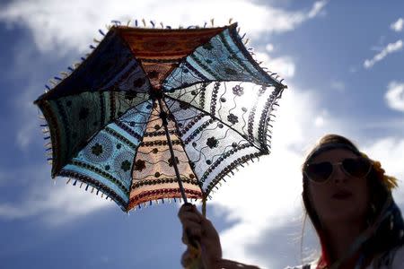 Kara Bohr, of Gardner, Massachusetts, holds an umbrella in the parking lot before Grateful Dead's "Fare Thee Well: Celebrating 50 Years of Grateful Dead" farewell tour at Levi's Stadium in Santa Clara, California June 27, 2015. REUTERS/Stephen Lam