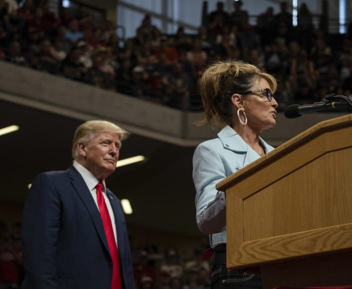 رئیس جمهور سابق دونالد ترامپ و سارا پیلین در یک گردهمایی در آنکوریج، آلاسکا، در 9 ژوئیه 2022. (اش آدامز/نیویورک تایمز)