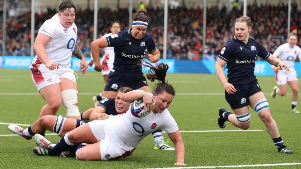 Amy Cokayne scores a try