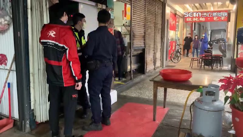 雙方在店門口爆發衝突，員警到場關切。