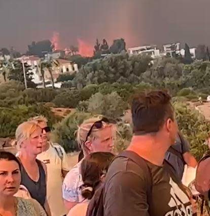 Incendios forestales y multitudes de turistas en Rodas