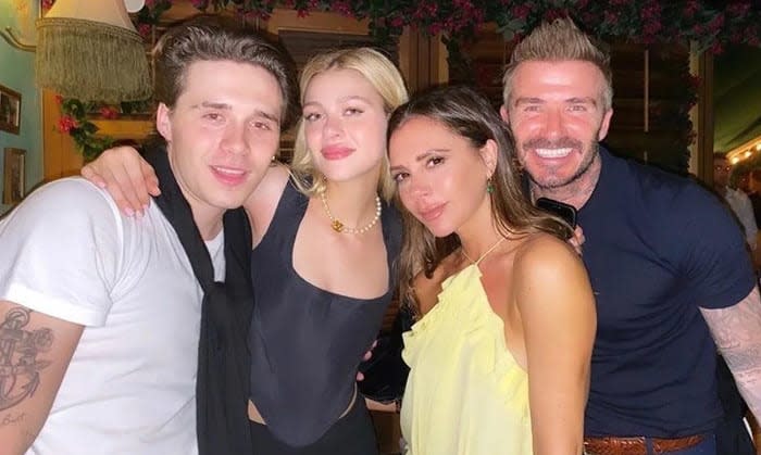 Brooklyn y Nicola con David y Victoria Beckham