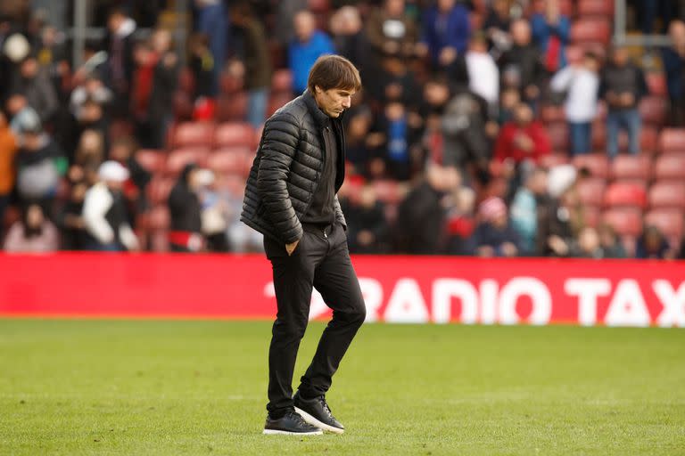 Solitario y final: Antonio Conte, luego del partido que disputaron  Southampton y Tottenham 