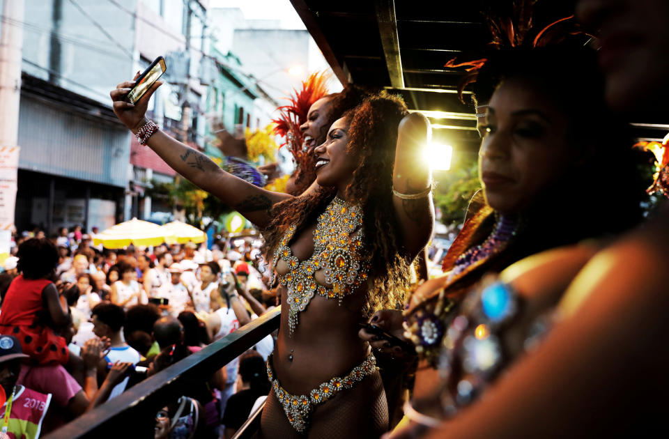 <p>Kurz bevor die großen Karnevalsfeierlichkeiten in São Paulo, Brasilien, beginnen, nehmen Bewohner des Stadtviertels Bixiga an dem jährlichen Straßenfest „Banda do Candinho e Mulatas“ teil.<br> (Bild: Reuters) </p>