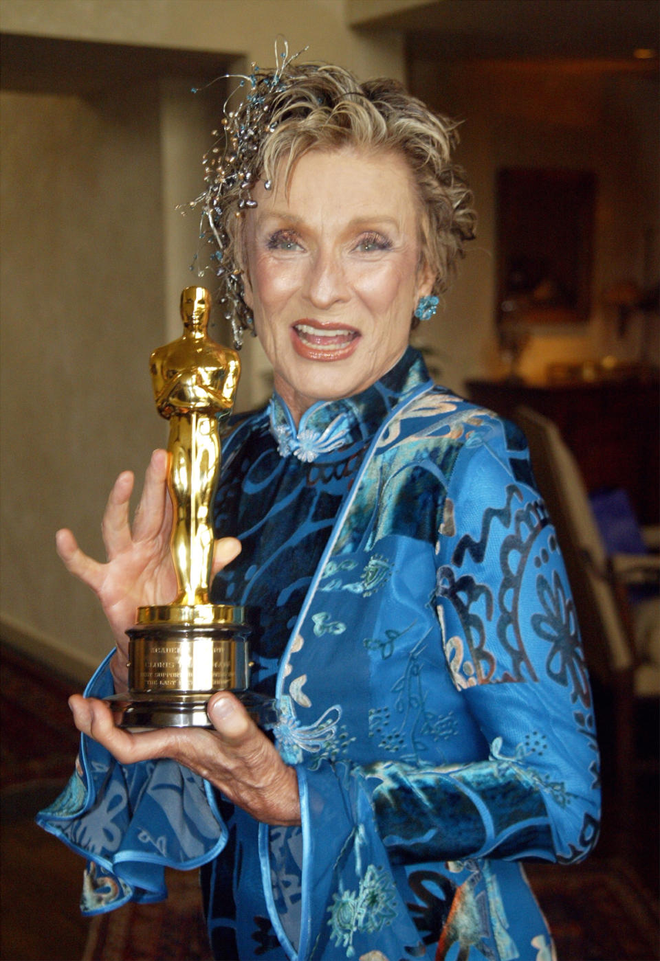 Cloris Leachman shows off her Oscar for her performance in "The Last Picture Show" before attending the 75th Oscar presentations on March 23, 2003 in Brentwood, California.