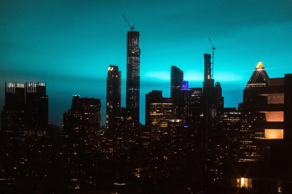 The eerily bright blue glow of an electrical accident in Astoria, Queens illuminated the New York City skyline late Thursday night. (Photo: Jeenah Moon/Bloomberg via Getty Images)