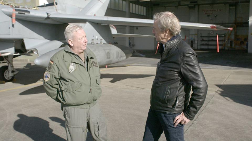Für seinen ZDF-Film traf Claus Kleber (rechts) unter anderem auf Thomas Schneider, Kommodore des Fliegerhorst Büchel. (Bild: ZDF / René Dame)