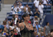 Garbiñe Muguruza festeja su victoria sobre la bielorrusa Victoria Azarenka en la tercera ronda del US Open, el viernes 3 de septiembre de 2021, en Nueva York. (AP Foto/Seth Wenig)