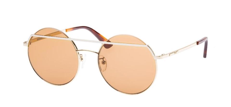 John-Lennon-Brille mit Doppelsteg von McQ, Preis: um 160 Euro (Bild: misterspex.de)