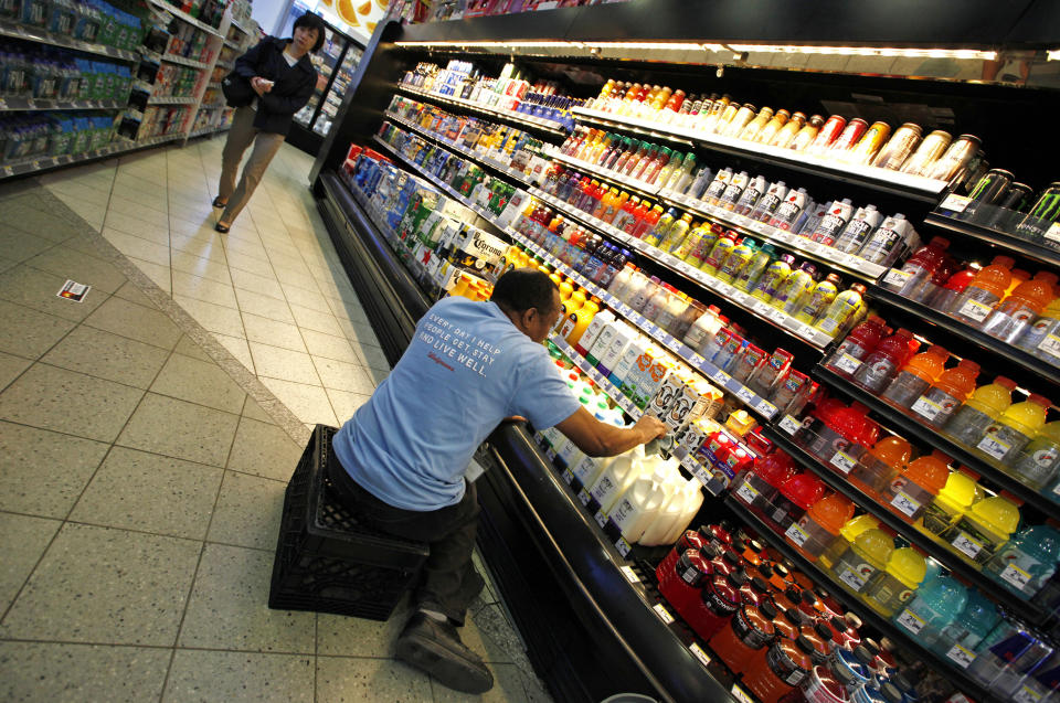 Un trabajador en una tienda de Nueva York. Foto: REUTERS/Mike Segar 