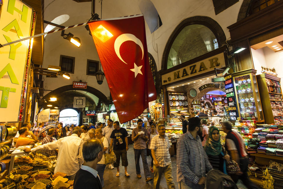 <p>Die Türkei und Deutschland, beziehungsweise ganz Europa, haben ein recht angespanntes Verhältnis. Zwar landet das Land immer noch recht weit oben in den Top 20, doch ein klar abfallender Trend zeichnet sich ab. So waren es 2015 noch 6,5 Prozent, 2016 nur noch 6 Prozent und 2017 sind es noch einmal weniger, nämlich 5. </p>