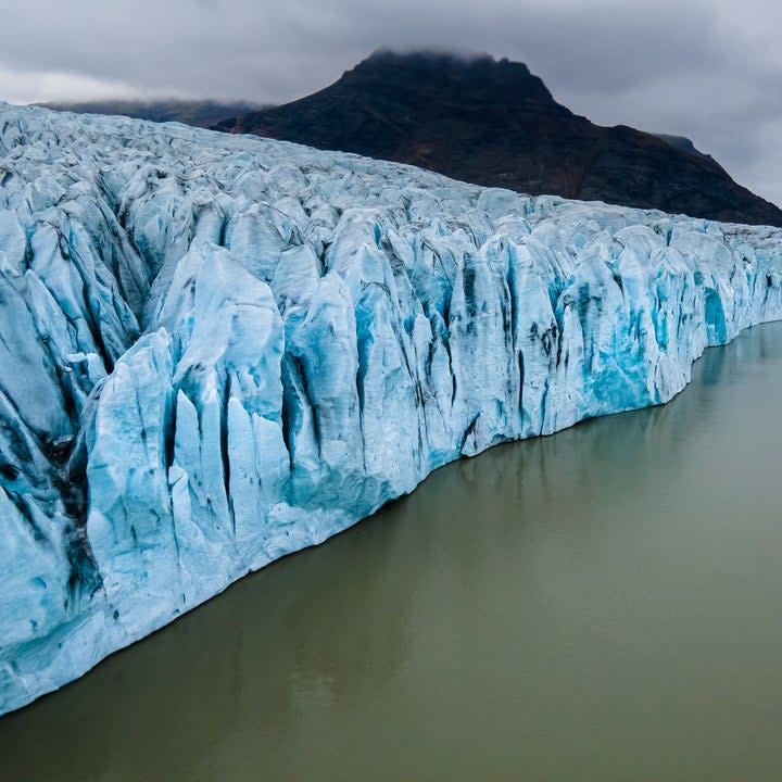 The Svínafellsjökull glacier, consisting of jagged shards of ice pointing upwards