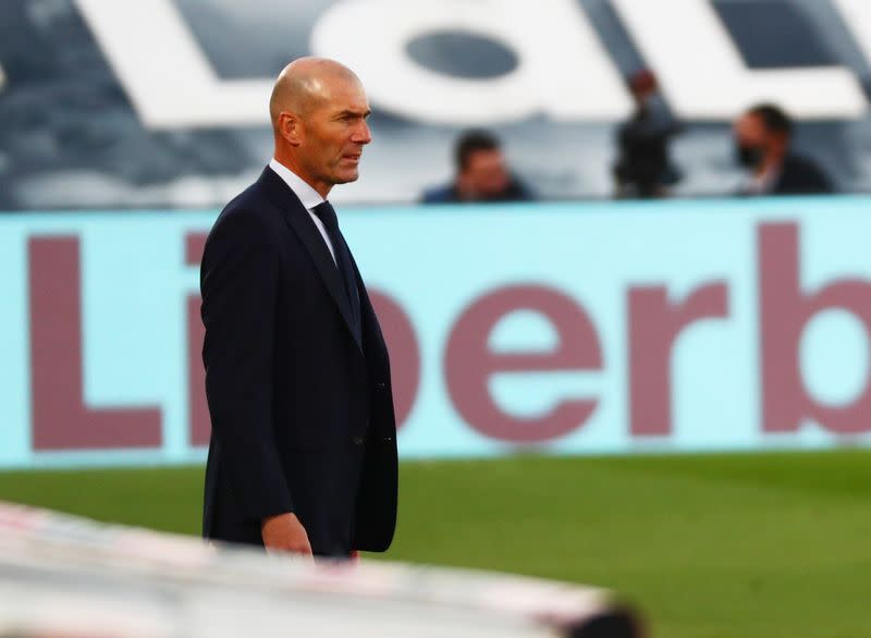 El DT del Real Madrid, Zinedine Zidane, durante el partido ante el Cádiz, en el Estadio Alfredo Di Stéfano, en Madrid, España