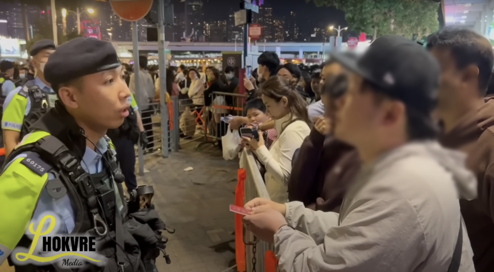 除夕倒數期間，尖沙咀一名日本遊客因疑與女友失散，在人流管制區叫喊，期間遭警員用日文指罵呼喝。（網媒 Lhokvre Media 影片截圖）