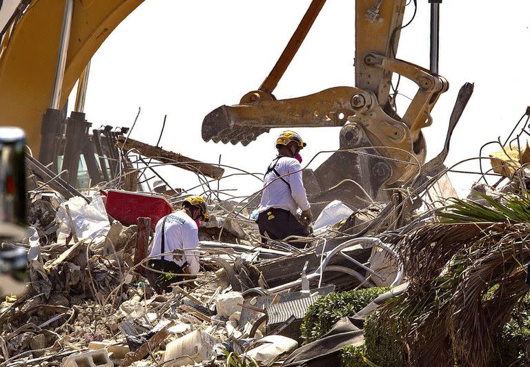 Cuadrillas de rescate buscan entre los escombros de Champlain Towers South el jueves 8 de julio de 2021 en Surfside, Florida. (Pedro Portal/Miami Herald vía AP)