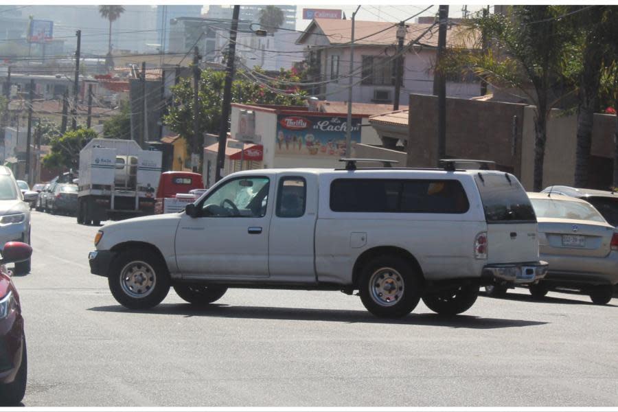 Vehículo detenido en media calle en la colonia Cacho inquieta a residentes locales