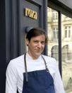 Prix du Public 2019<br><p>Originaire des Pays de la Loire, Jean-François Pantaleon pose ses valises à Paris en 2008. Il se forme au Meurice et à La Grande Cascade, où il se fait remarquer. Fort de ces expériences, il ouvre son premier restaurant aux Batignolles à Paris en 2014. Très vite, Coretta se fait un nom dans le milieu de la bistronomie. Mais, après douze ans dans la capitale, Jean-François Pantaleon retrouve sa région natale et s’évade à Nantes, installant sa nouvelle table sur l’élégante place de la Monnaie. Son nom ? Roza, contraction des prénoms de ses deux filles, Rose et Suzanne. Mais c’est à sa femme, Margaux, qu’il dédie son prix, parce qu’elle fait « tout ce qui ne se voit pas ». Il poursuit, plein d’humilité : « Je ne suis jamais satisfait de moi-même, alors cette récompense me prouve que ma cuisine n’est pas si mauvaise ! » Ce n’est pas le public qui le contredira…</p><p><b>Le lieu</b> : les murs en pierre donnent au Roza une allure rustique, mais les banquettes bleues en velours et les chaises confortables lui apportent une touche chic et sobre.</p><p> <b>Les must</b> : Jean-François Pantaleon rend hommage à la nature : les huîtres, poireaux et tartare d’algues ; le demi-canard, chou kale et tamarin.<br>Entre 25 et 29 € le plat.</p><p><b>Le parrain</b> : Yannick Tranchant,chef de L’Escargot 1903, à Puteaux.</p><p> Roza<br> 3, place de la monnaie, 44000 Nantes<br> 02 40 54 01 87<br> <a href="https://www.restaurantroza.com/" rel="nofollow noopener" target="_blank" data-ylk="slk:www.restaurantroza.com;elm:context_link;itc:0;sec:content-canvas" class="link ">www.restaurantroza.com</a></p><br>