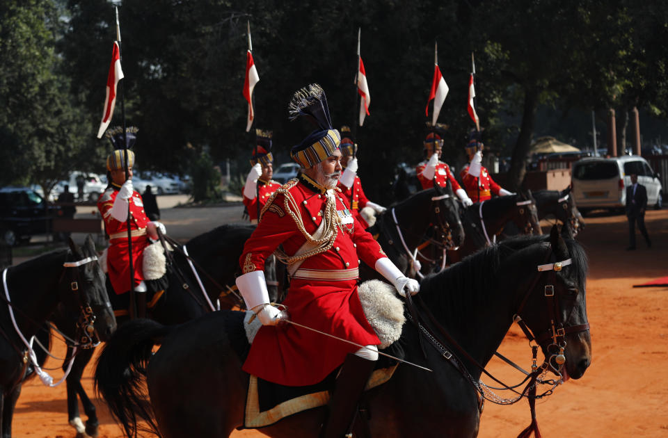 La guardia presidencial de India espera en formación mientras suena el himno nacional de Brasil en la recepción oficial del presidente de Brasil, Jair Bolsonaro, en Nueva Delhi, India, el sábado 25 de enero de 2020. Bolsonaro era el principal invitado para esta edición del desfile por el Día de la República de India. (AP Foto/Manish Swarup)