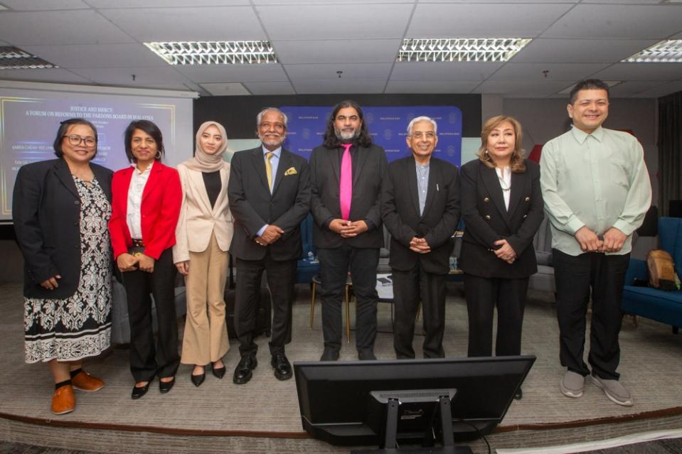 Other attendees of the forum include legal scholar Emeritus Professor Datuk Dr Hj Shad Saleem Faruqi (3rd, right), Singapore Institute of International Affairs senior fellow Oh Ei Sun (right) and lawyer Tan Sri Muhammad Shafee Abdullah (4th, left). — Picture by Raymond Manuel
—Picture by Raymond Manuel