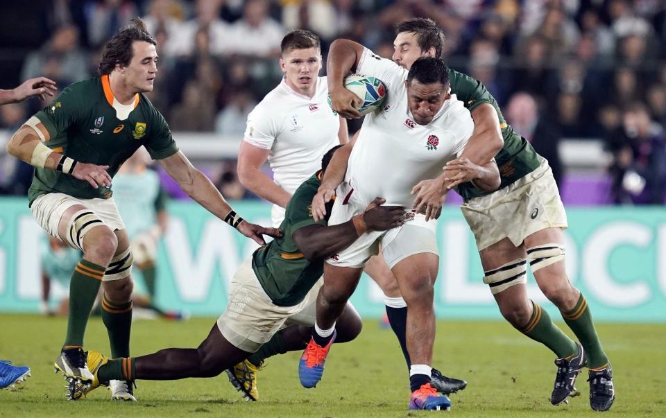 Eben Etzebeth (R) and Siya Kolisi (C) of South Africa tackle Mako Vunipola ( - EPA/Franck Robichon