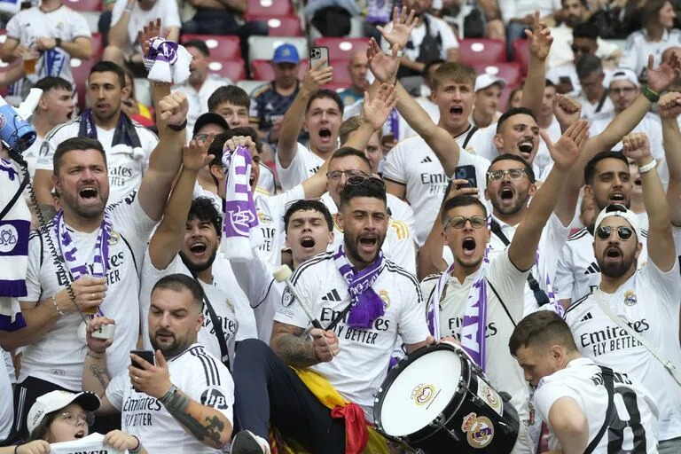 Los hincha de Real Madrid colmando las tribunas del estadio