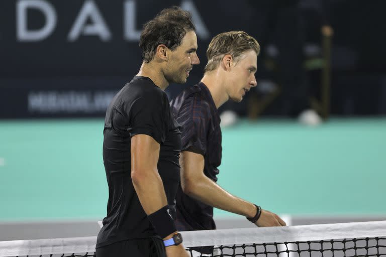 El español Rafael Nadal camina con el canadiense Denis Shapovalov durante el partido de play-off por el tercer puesto del Campeonato Mundial de Tenis Mubadala en el emirato del Golfo de Abu Dabi.