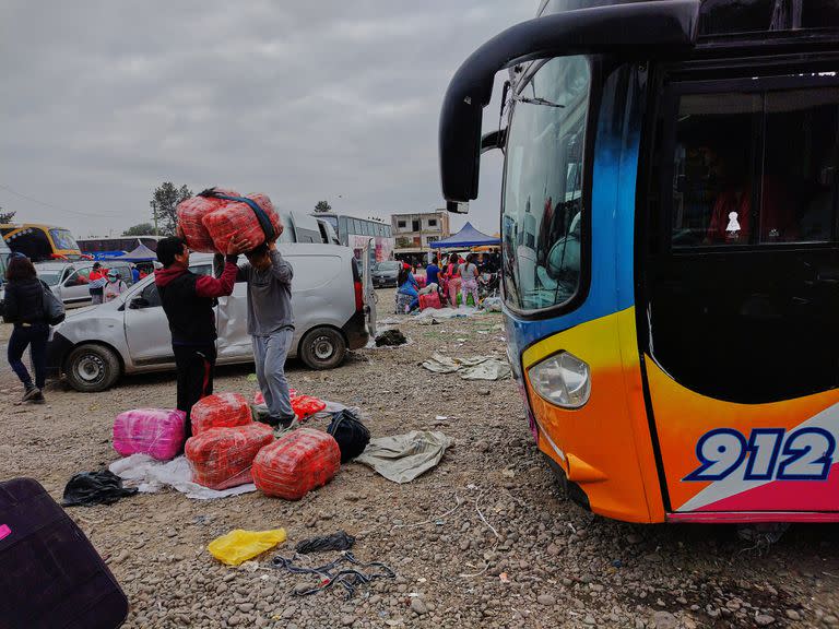 Muchos bagayeros terminan su trabajo en la central de transferencias de Orán o playón de los camiones donde se divide la mercadería que luego parte a distintas provincias