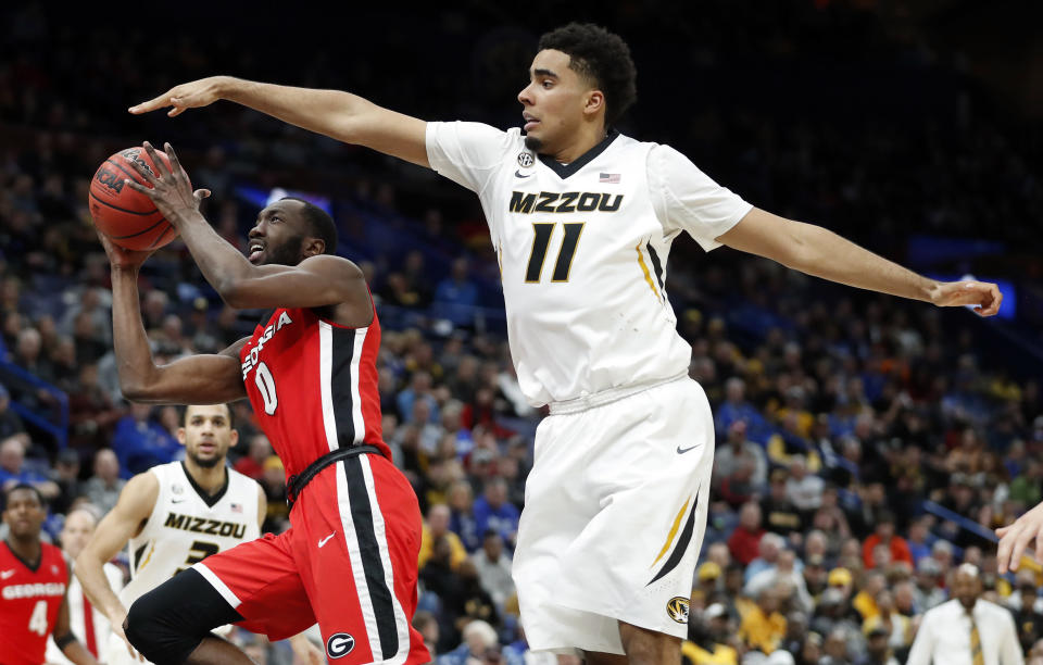 Georgia's William Jackson II, left, heads to the basket past Missouri's Jontay Porter, right, during the second half in an NCAA college basketball game at the Southeastern Conference tournament Thursday, March 8, 2018, in St. Louis. Georgia won 62-60. (AP Photo/Jeff Roberson)