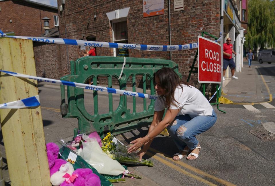 Homenajes florales cerca del lugar del asesinato en Boston, Lincolnshire (PA)